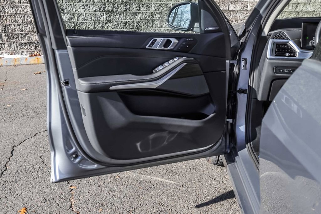 Used 2024 BMW X7 xDrive40i w/ Premium Package image 21