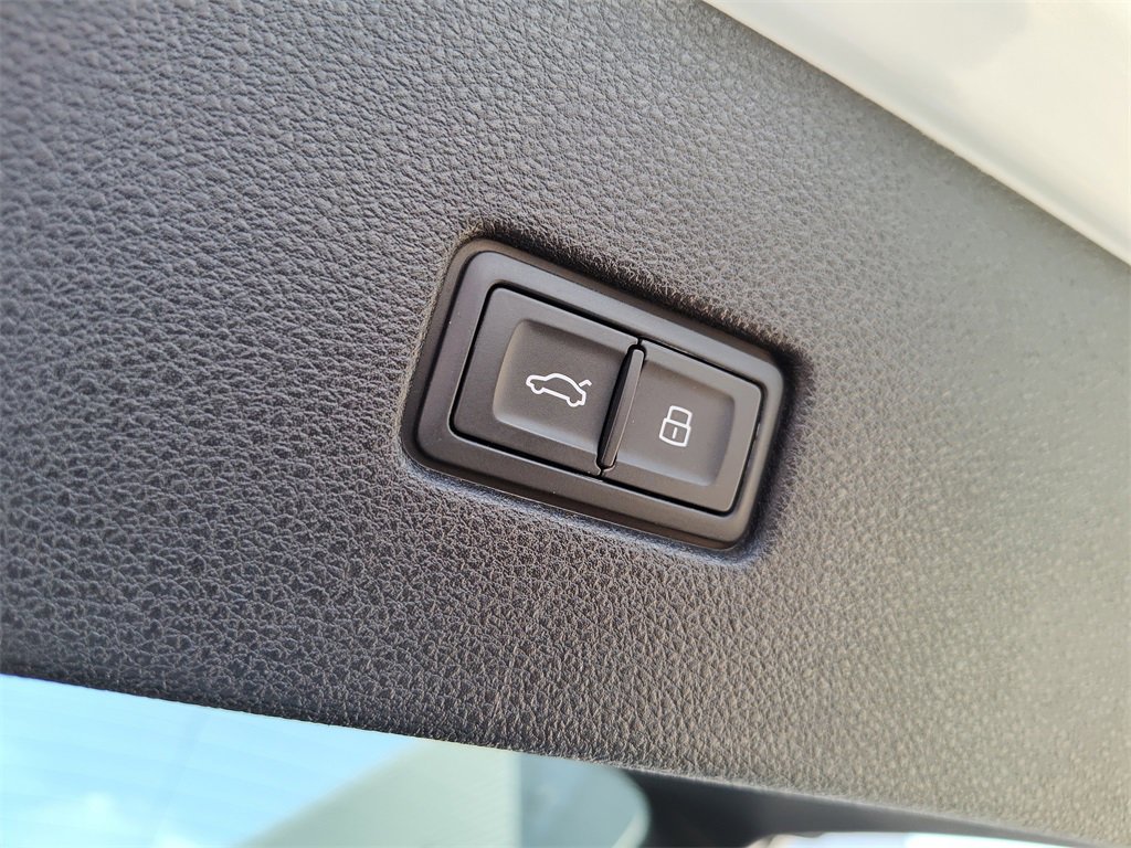 Used 2023 Audi Q8 Premium image 10