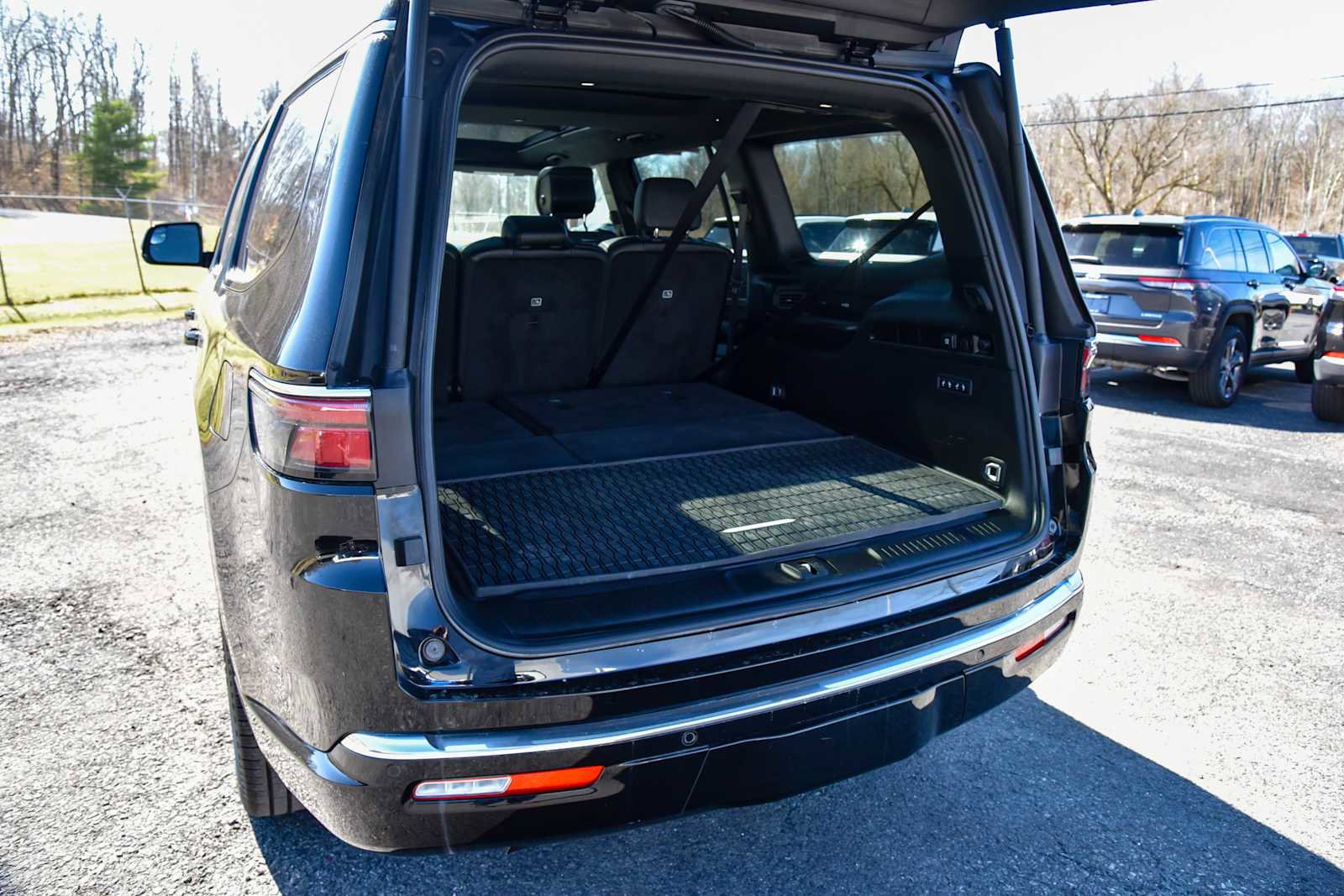 Certified 2024 Jeep Wagoneer Series III w/ Premium Group I AWD/4WD image 13