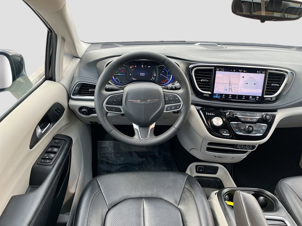 Used 2024 Chrysler Pacifica Select image 23