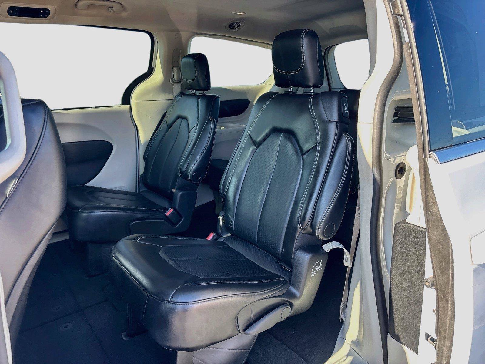 Used 2023 Chrysler Pacifica Touring-L FWD image 23