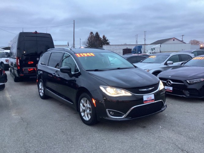 Used 2018 Chrysler Pacifica Touring-L Plus w/ Tire & Wheel Group image 2