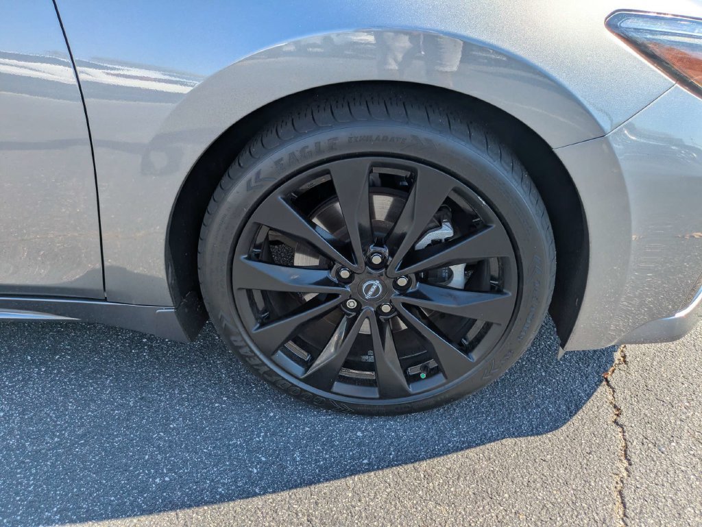 Used 2023 Nissan Maxima SR w/ Sport Mat Group FWD image 11