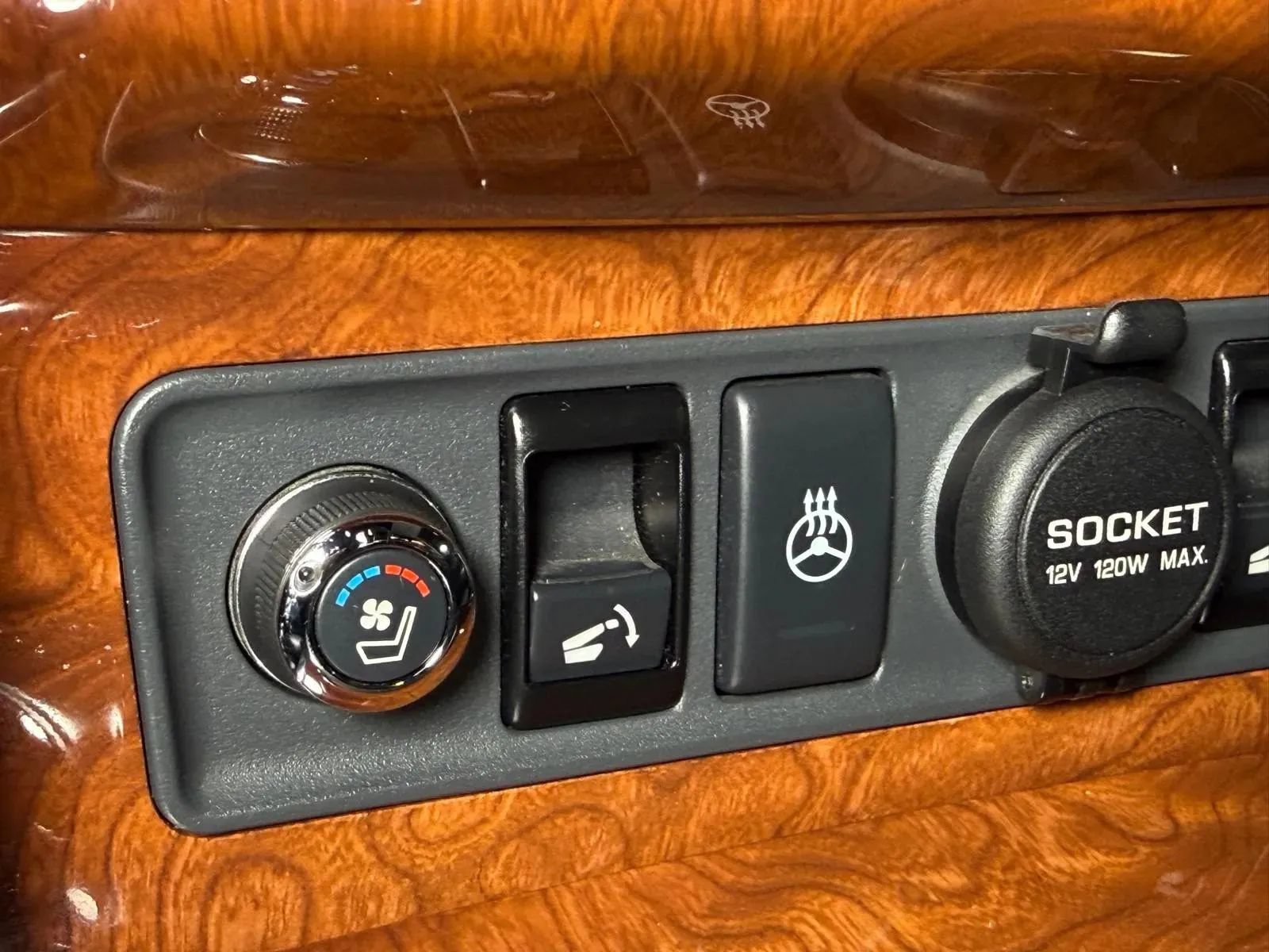 Used 2015 INFINITI QX80 2WD w/ Deluxe Technology Package image 41