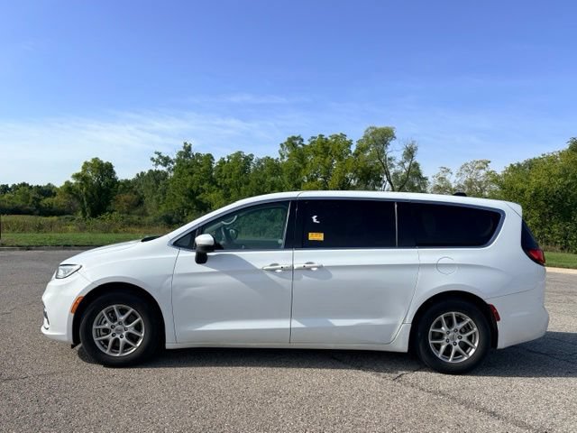 Used 2023 Chrysler Pacifica Touring-L FWD image 2