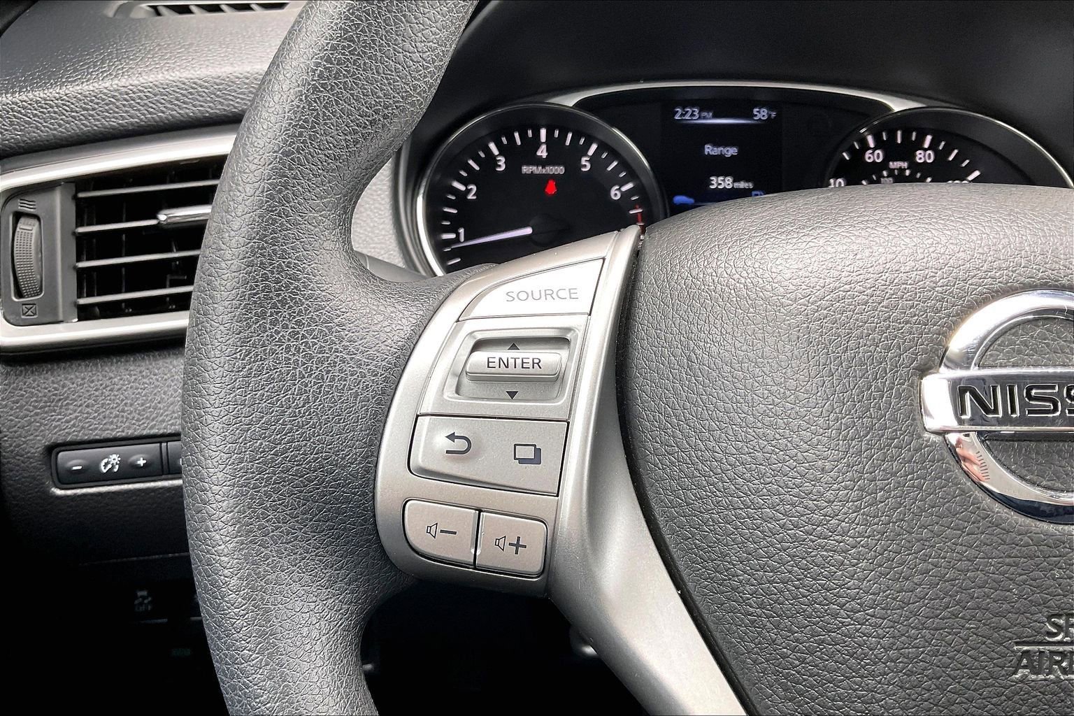 Used 2015 Nissan Rogue S image 10