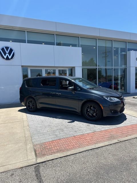 Used 2019 Chrysler Pacifica Touring Plus w/ S Appearance Package FWD image 3