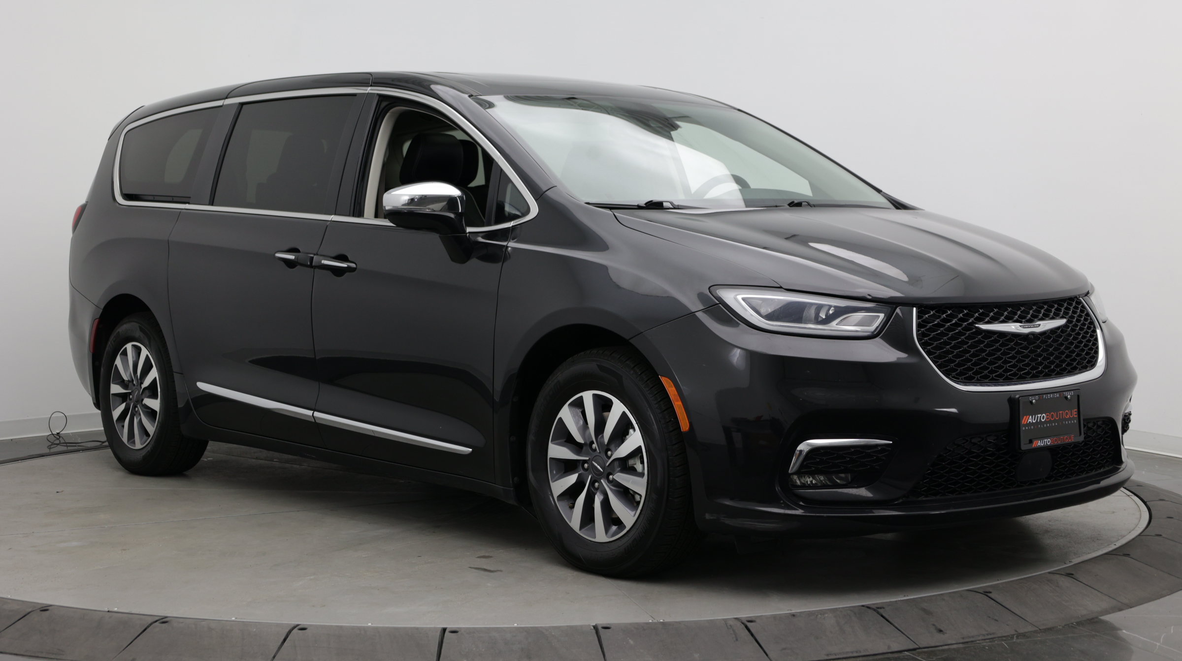 Used 2023 Chrysler Pacifica Limited FWD image 3
