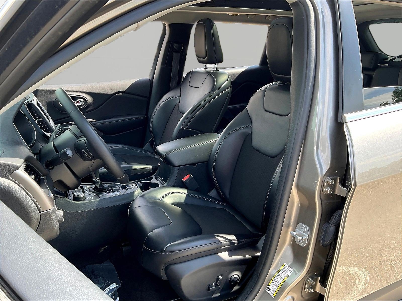 Used 2019 Jeep Cherokee Latitude Plus w/ Comfort/Convenience Group AWD/4WD image 21