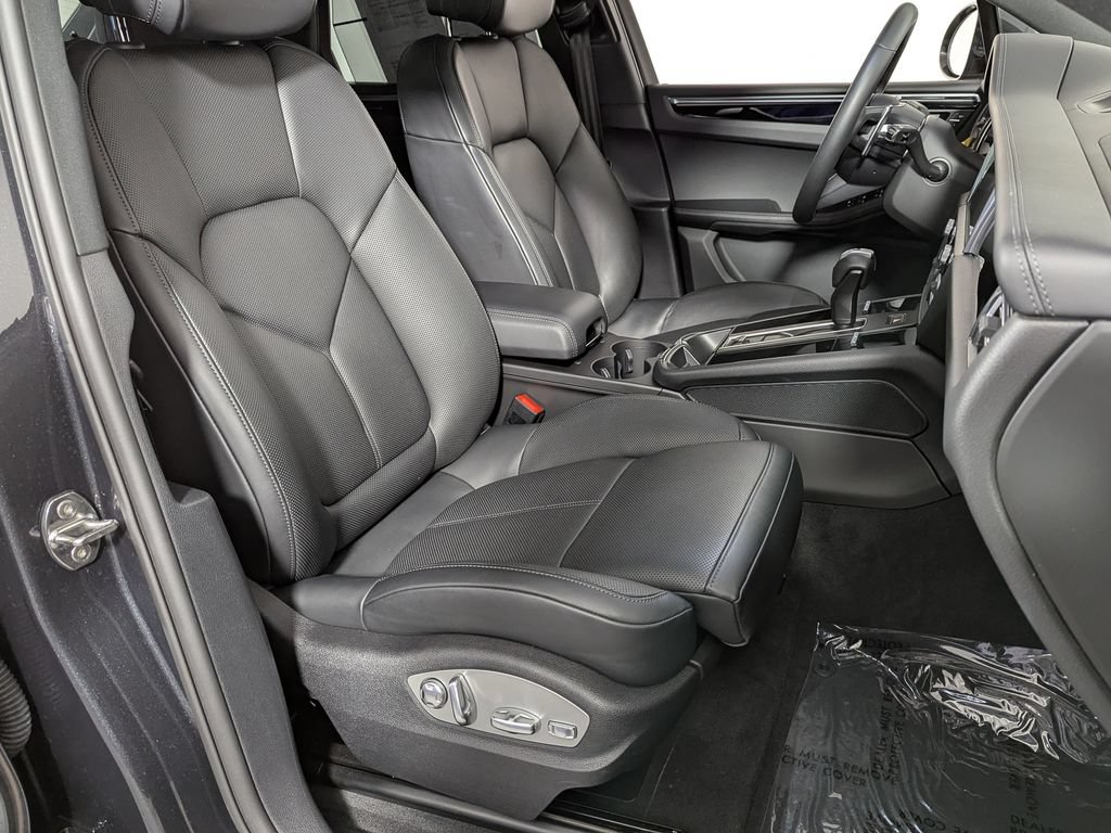 Used 2025 Porsche Macan AWD/4WD image 23