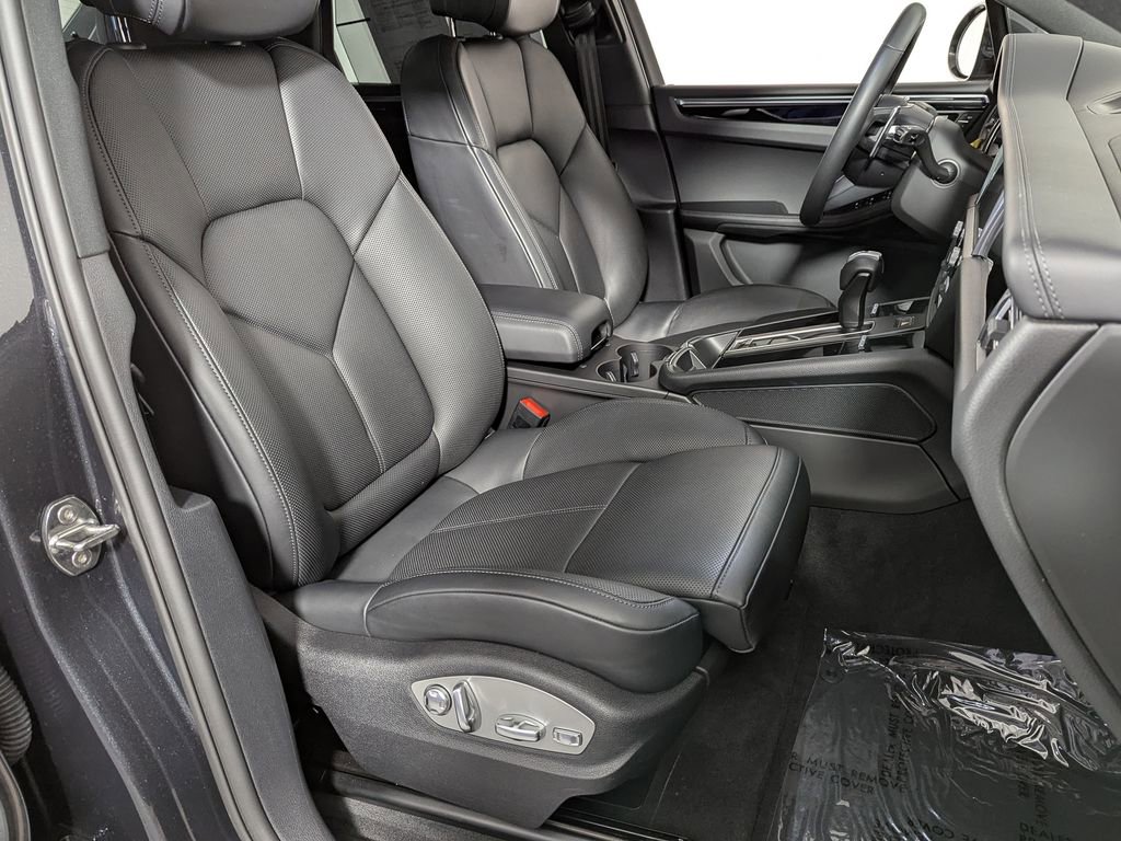 Used 2025 Porsche Macan AWD/4WD image 23