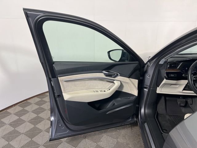 Used 2019 Audi e-tron Prestige w/ Prestige Package image 15