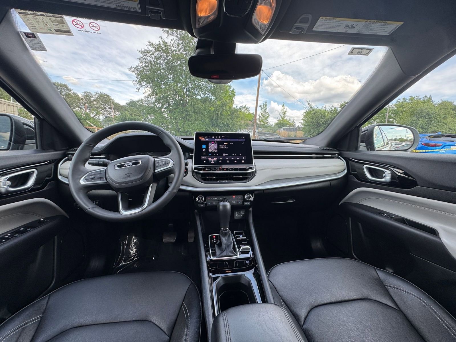 Used 2025 Jeep Compass Limited image 34