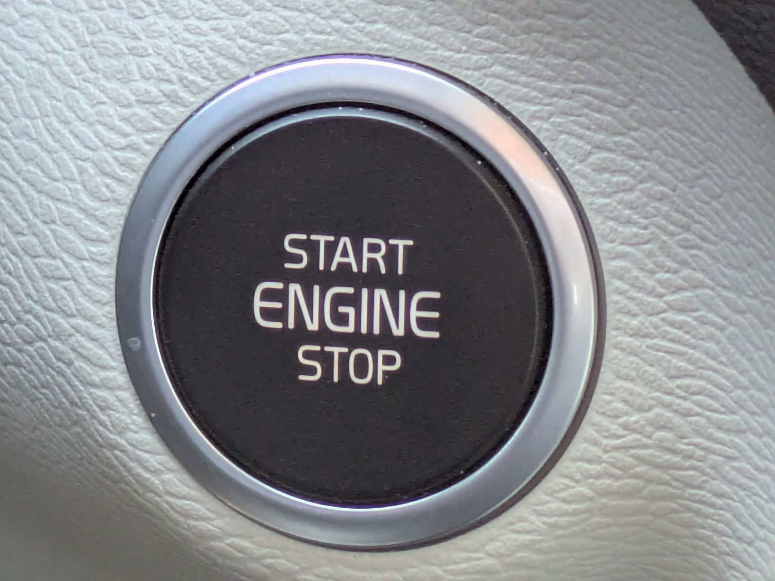 Used 2021 Volvo XC40 T4 Momentum image 30