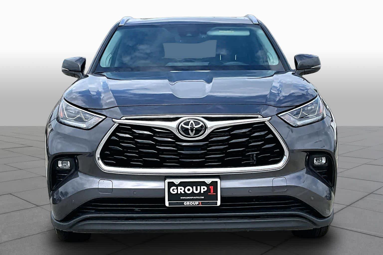 Used 2024 Toyota Highlander Limited FWD image 4