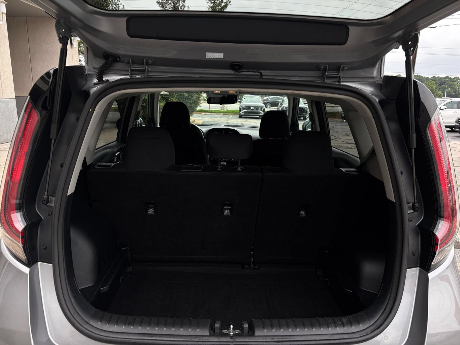 Used 2025 Kia Soul LX w/ LX Technology Package FWD image 29