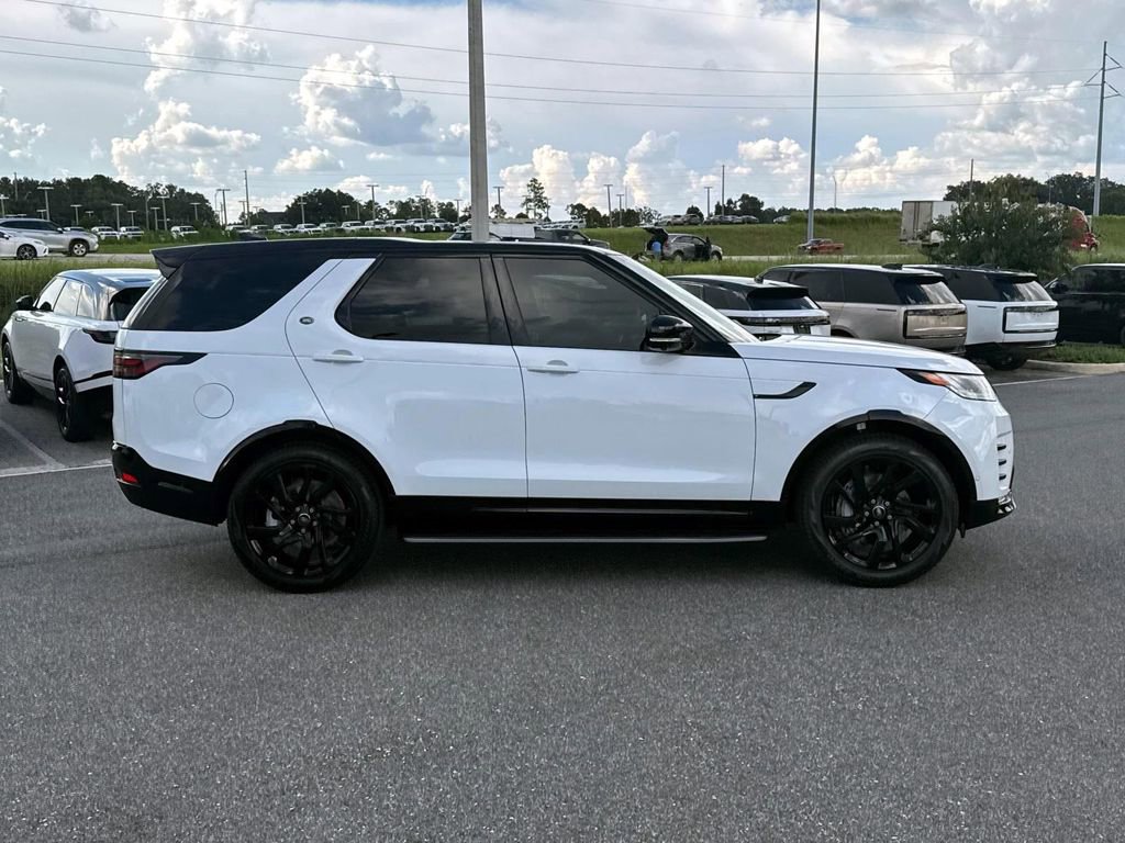 New 2025 Land Rover Discovery Dynamic SE image 7