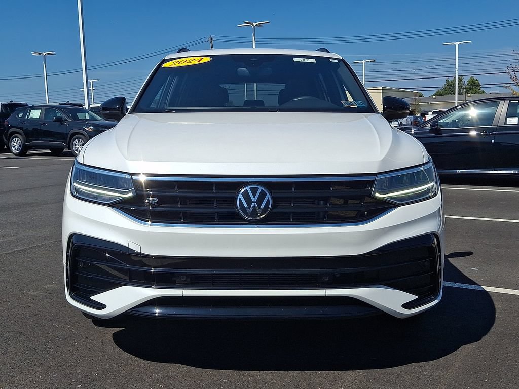 Used 2024 Volkswagen Tiguan SE R-Line AWD/4WD image 2