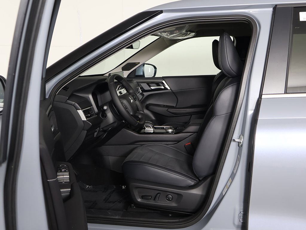 New 2025 Mitsubishi Outlander SE image 32