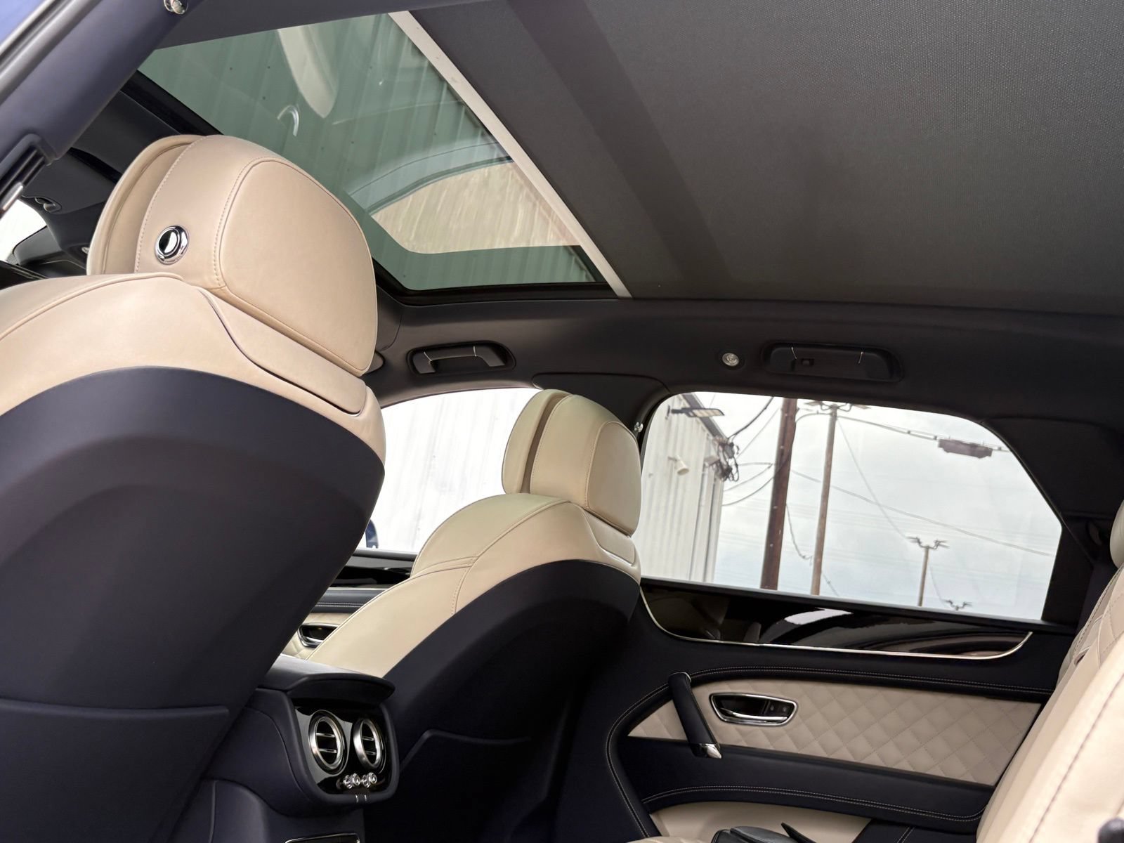 Used 2019 Bentley Bentayga AWD/4WD image 42