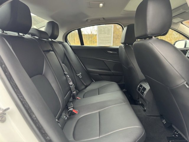 Used 2018 Jaguar XE Premium image 18