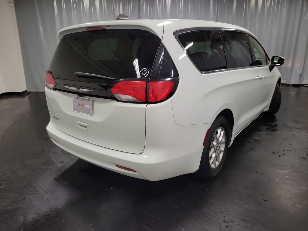 Used 2023 Chrysler Voyager LX image 8