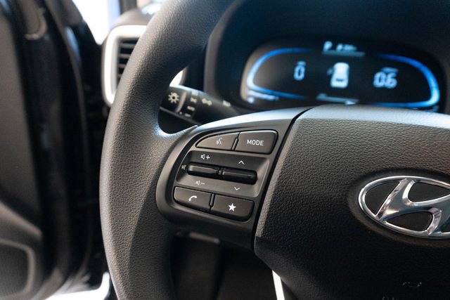 Used 2025 Hyundai Venue SE image 17