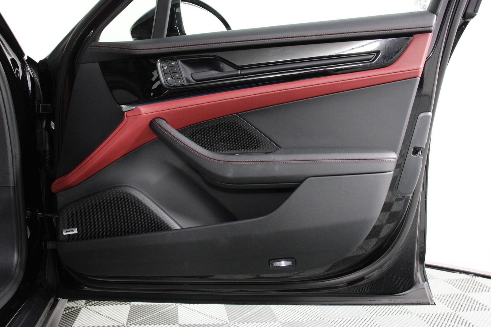 Certified 2025 Porsche Panamera image 23