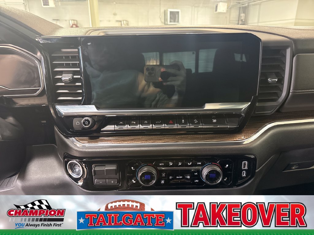 Used 2023 Chevrolet Silverado 1500 RST AWD/4WD image 3