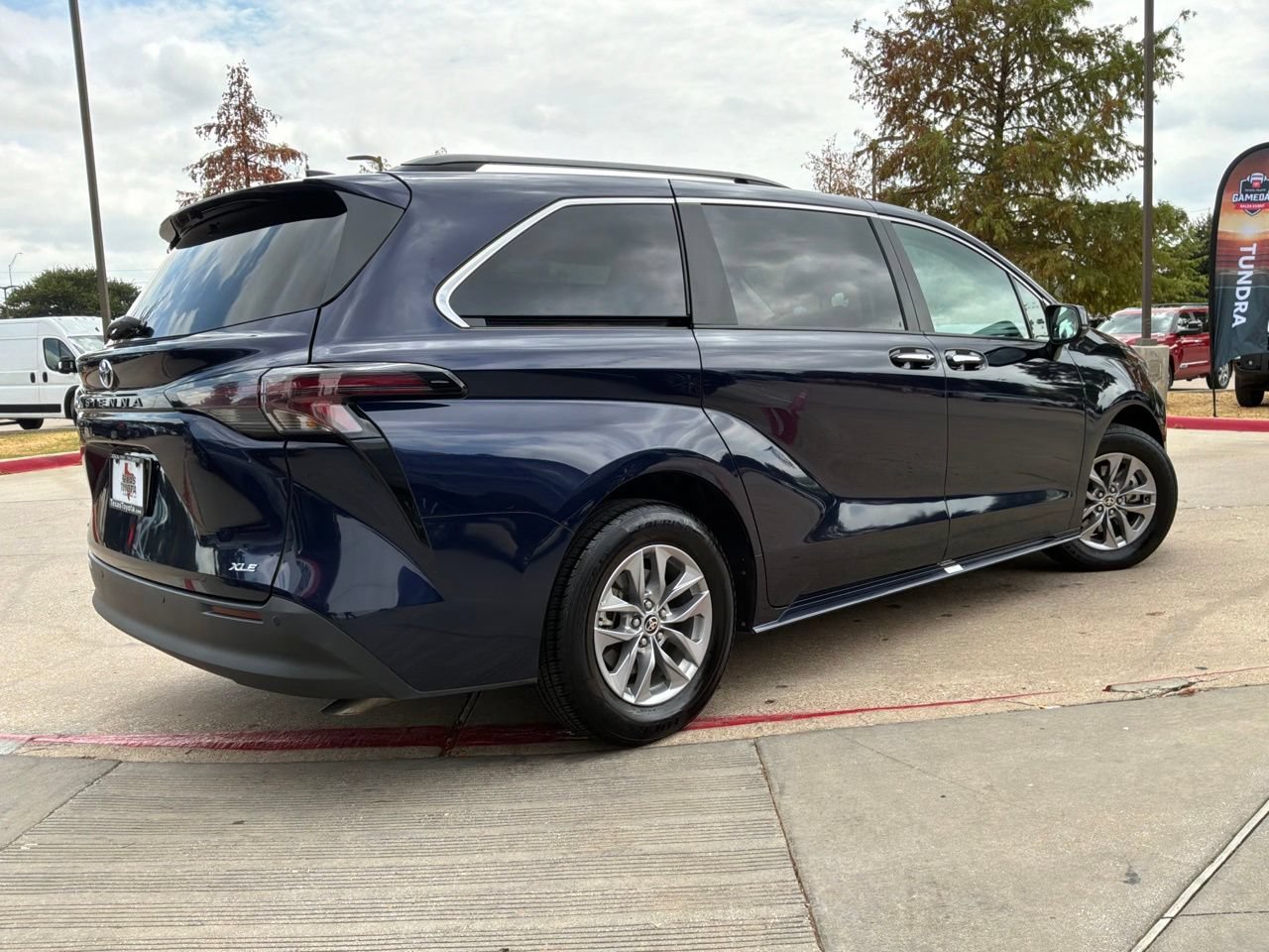 Used 2026 Toyota Sienna XLE FWD image 6