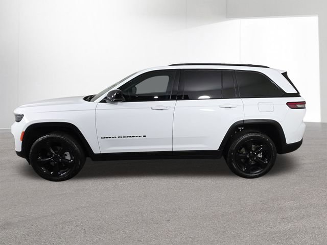 Used 2024 Jeep Grand Cherokee Limited w/ Black Appearance Package image 13
