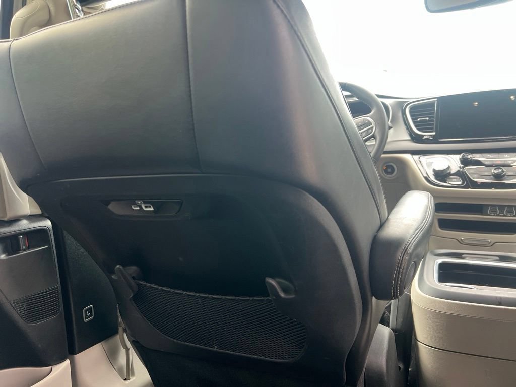 Used 2023 Chrysler Pacifica Touring-L FWD image 20