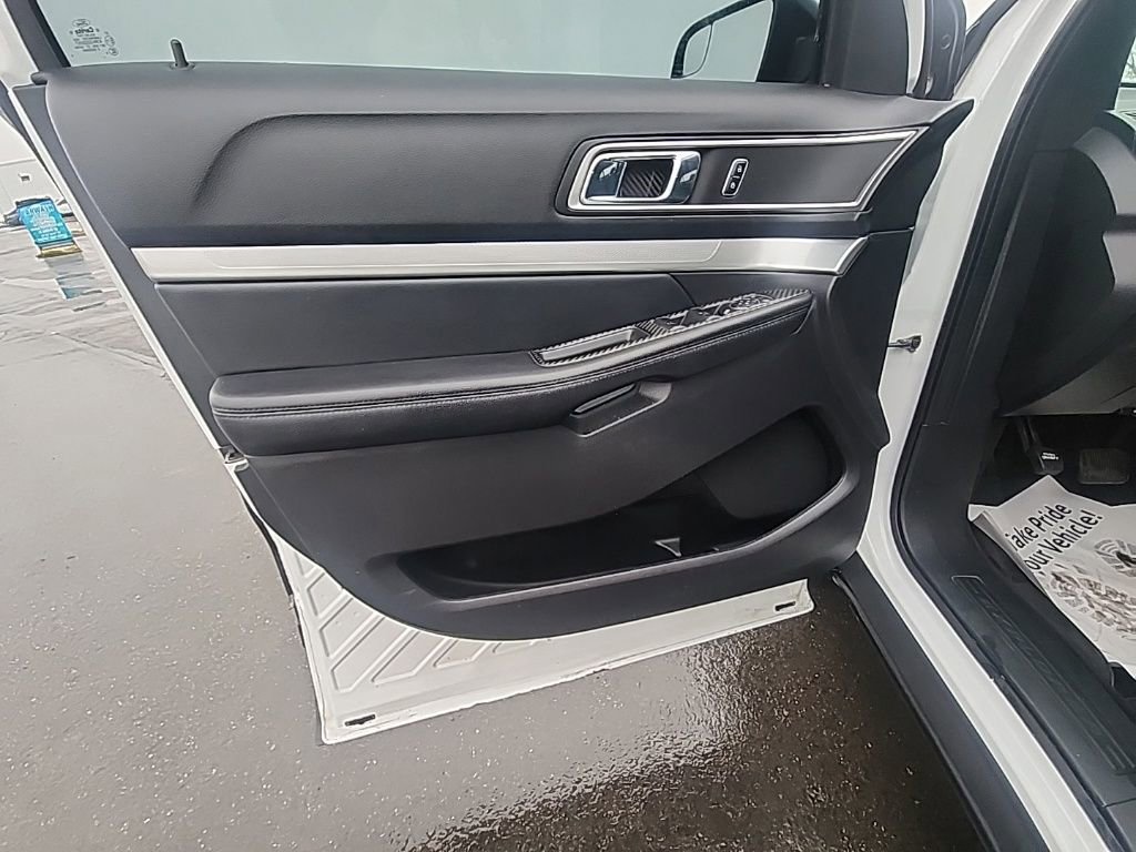 Used 2017 Ford Explorer XLT w/ Equipment Group 202A image 11