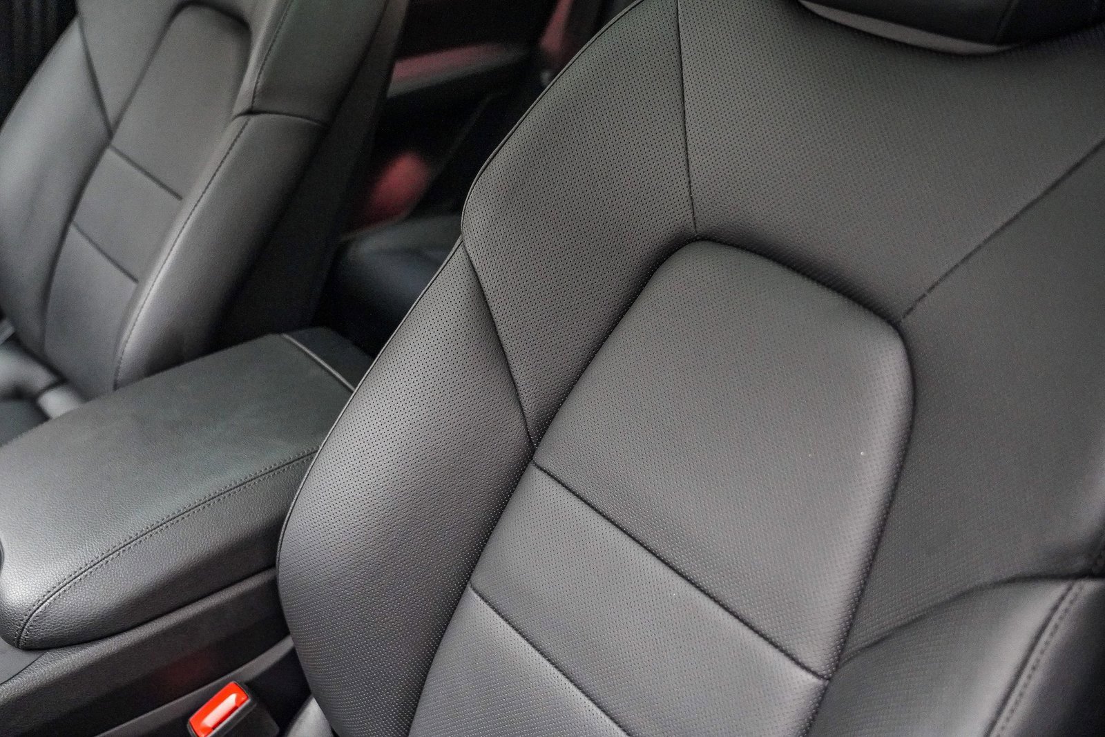 Used 2025 Porsche Cayenne image 30