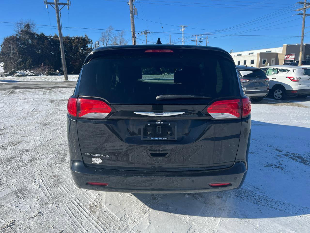 Used 2017 Chrysler Pacifica LX image 4