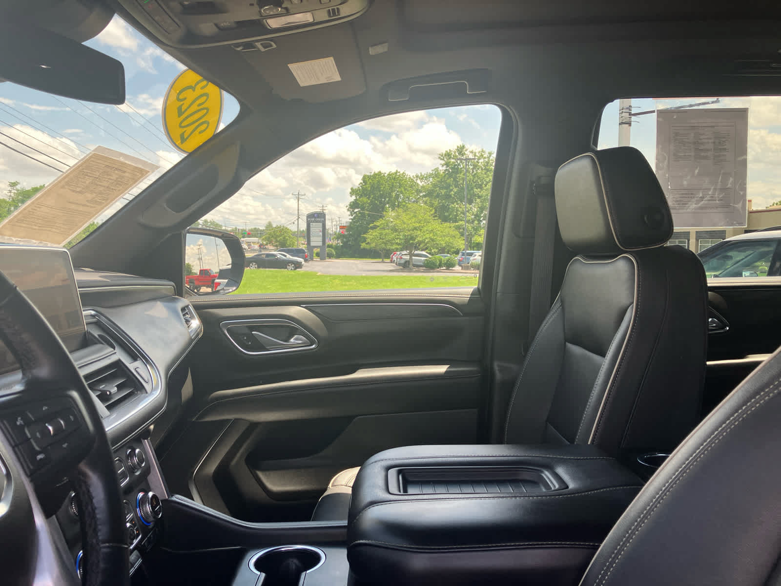 Used 2023 GMC Yukon SLT w/ SLT Premium Package AWD/4WD image 10