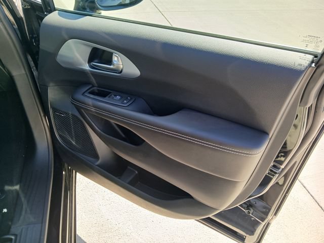 New 2026 Chrysler Pacifica Limited w/ Uconnect Theater Family Group FWD image 27
