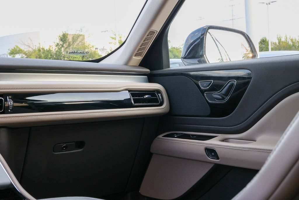 Used 2022 Lincoln Aviator AWD w/ Premium Package image 11