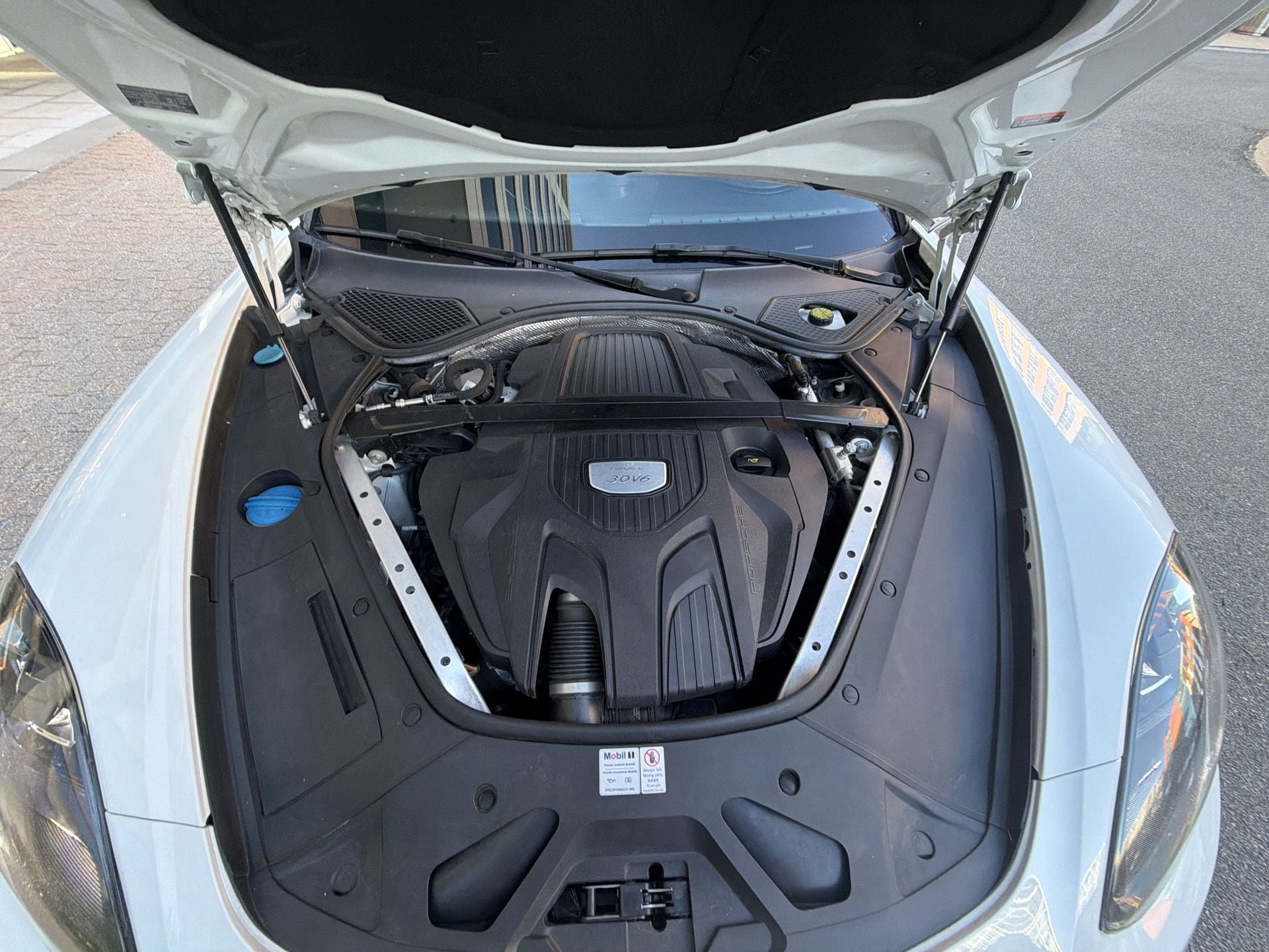 Used 2018 Porsche Panamera RWD image 18