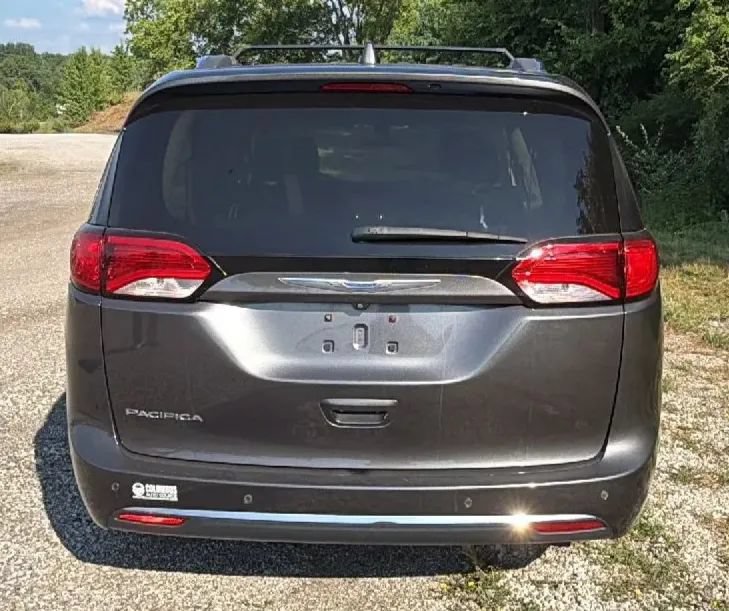Used 2018 Chrysler Pacifica Touring-L w/ Tire & Wheel Group FWD image 7