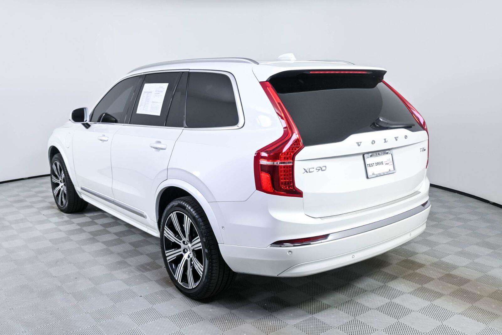 Used 2025 Volvo XC90 T8 Ultra w/ Protection Package Premier AWD/4WD image 3