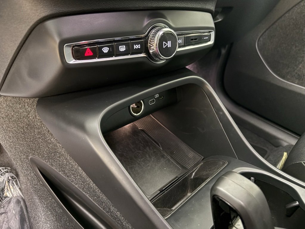 Used 2024 Volvo XC40 B5 Core image 29