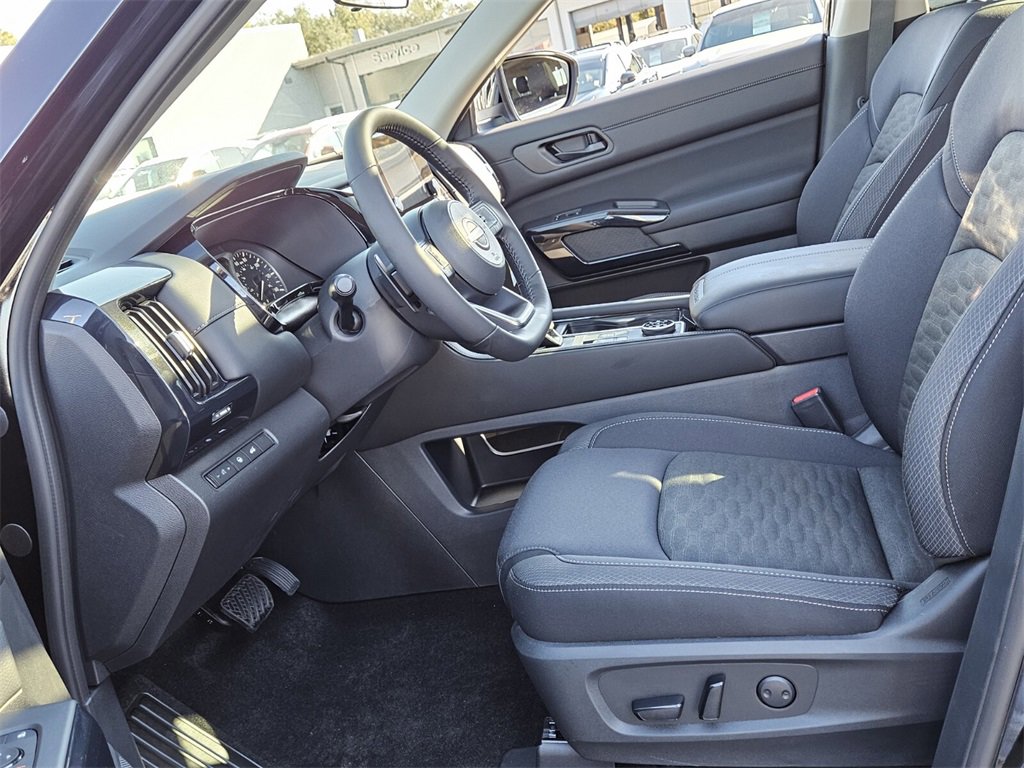 New 2025 Nissan Pathfinder SV w/ SV Premium Package image 4