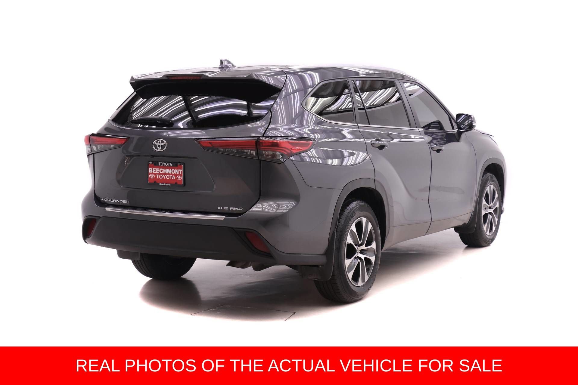 Used 2023 Toyota Highlander XLE AWD/4WD image 2
