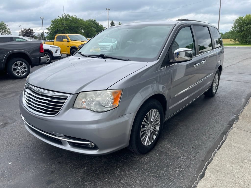 Used 2013 Chrysler Town & Country Touring-L w/ Driver Convenience Group FWD image 2