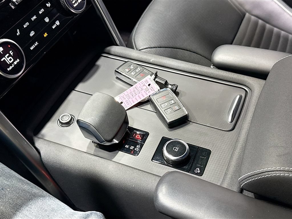 Used 2023 Land Rover Discovery HSE R-Dynamic AWD/4WD image 17