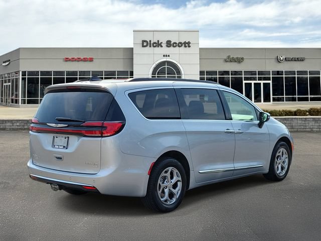 Used 2023 Chrysler Pacifica Limited w/ Trailer Tow Group AWD/4WD image 5