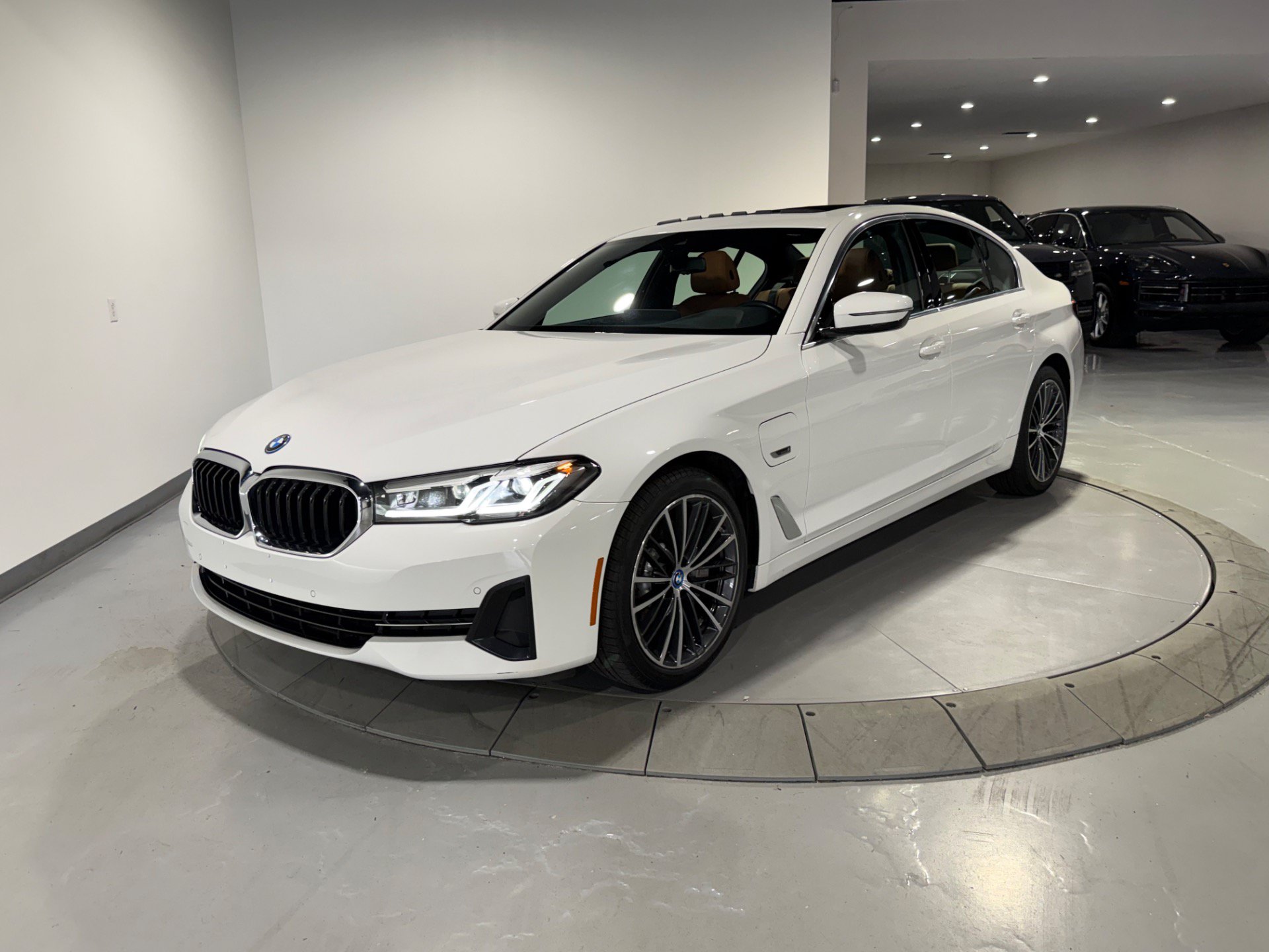 Used 2023 BMW 530e xDrive w/ Convenience Package AWD/4WD image 4