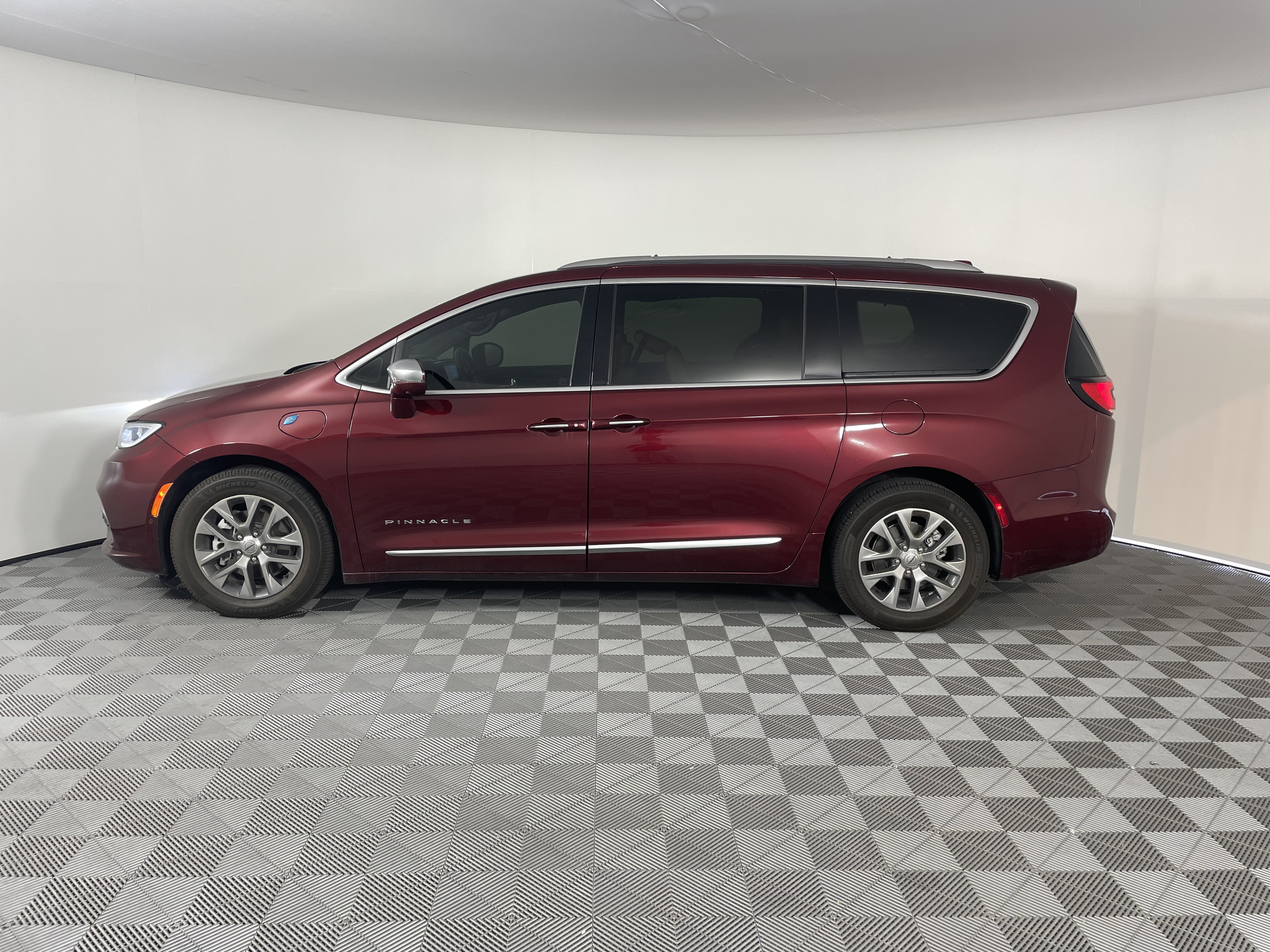 Used 2021 Chrysler Pacifica Pinnacle FWD image 2