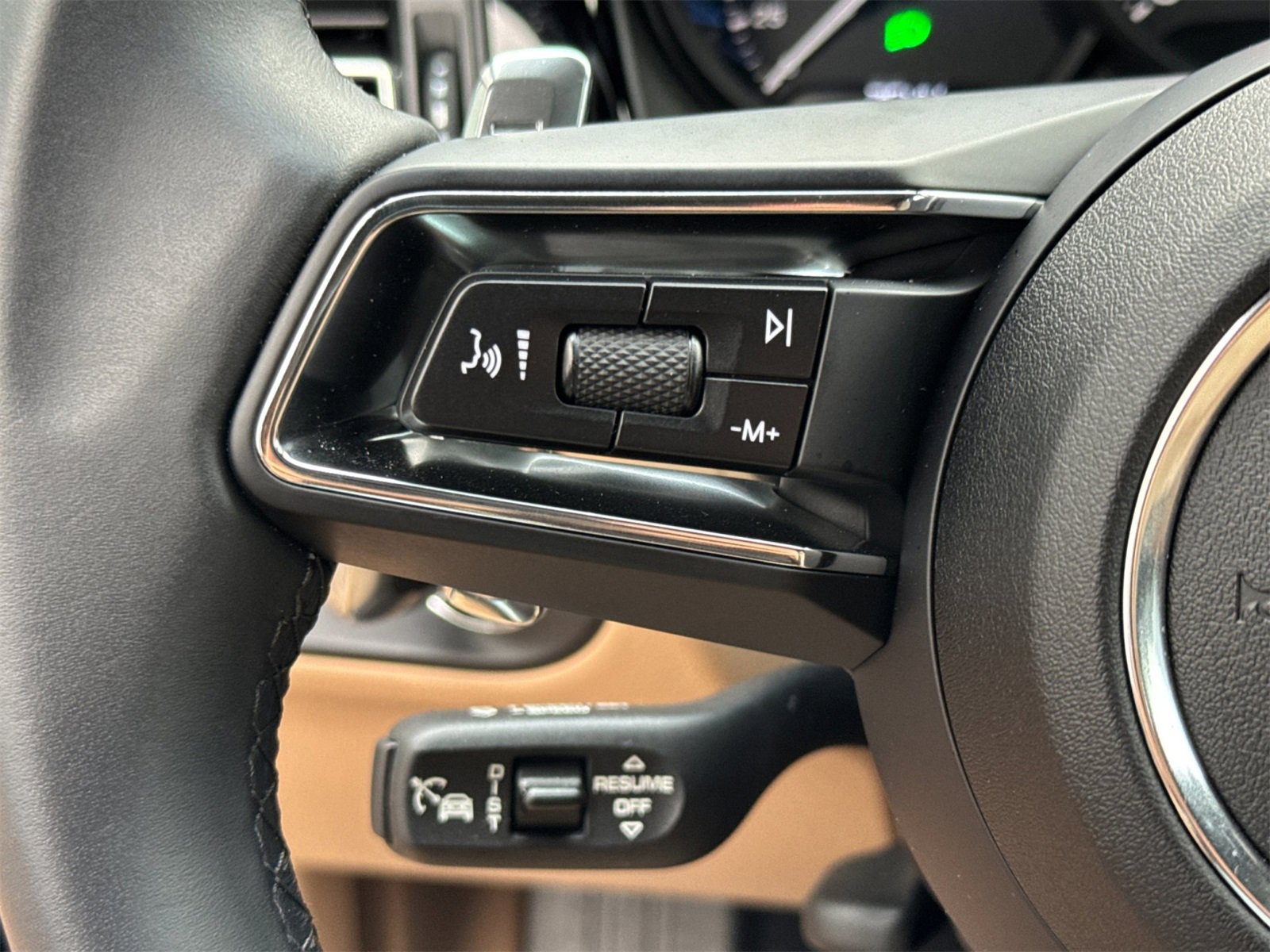 Used 2025 Porsche Macan image 28